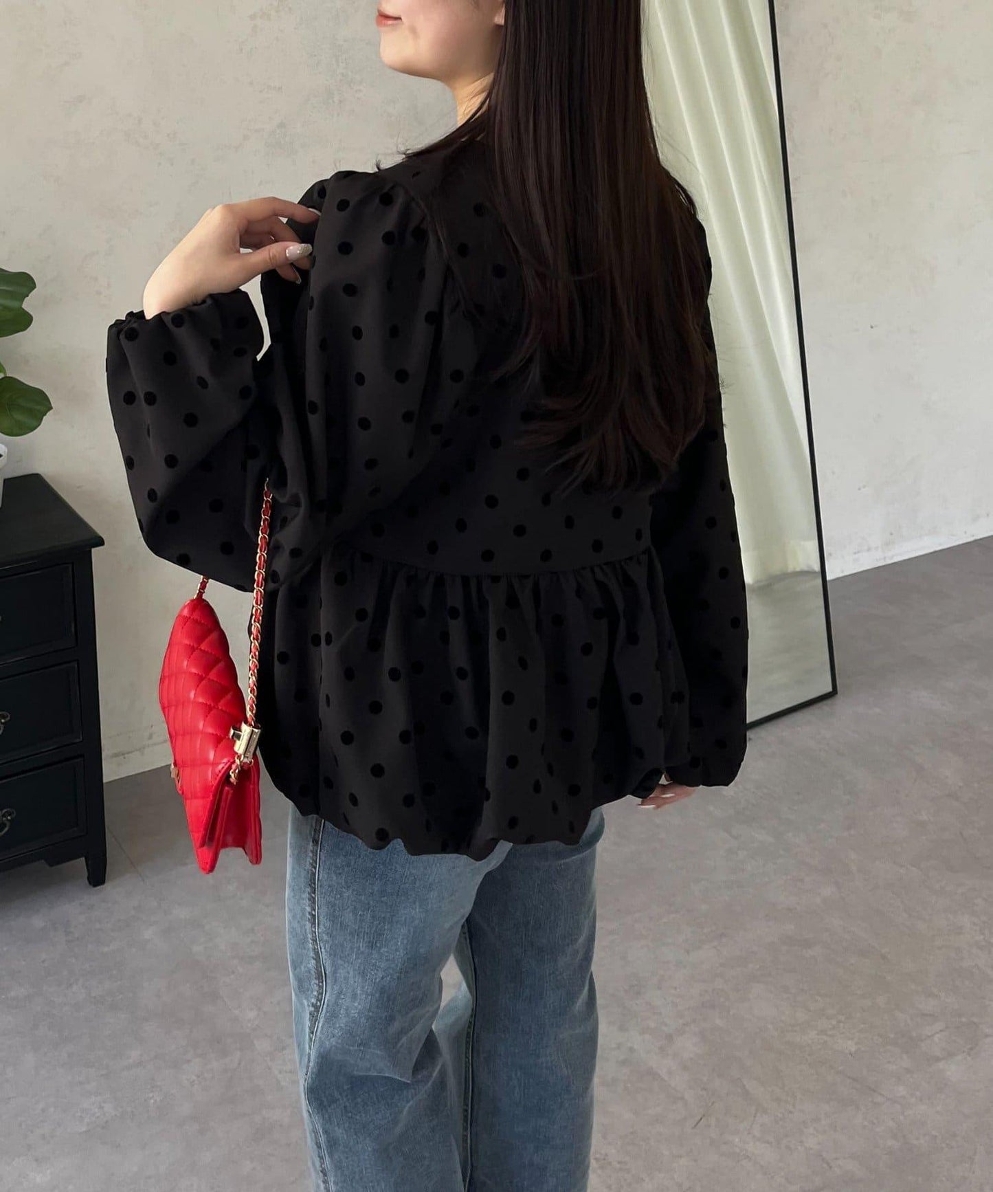泡泡袖V領 氣球感荷葉擺 女襯衫