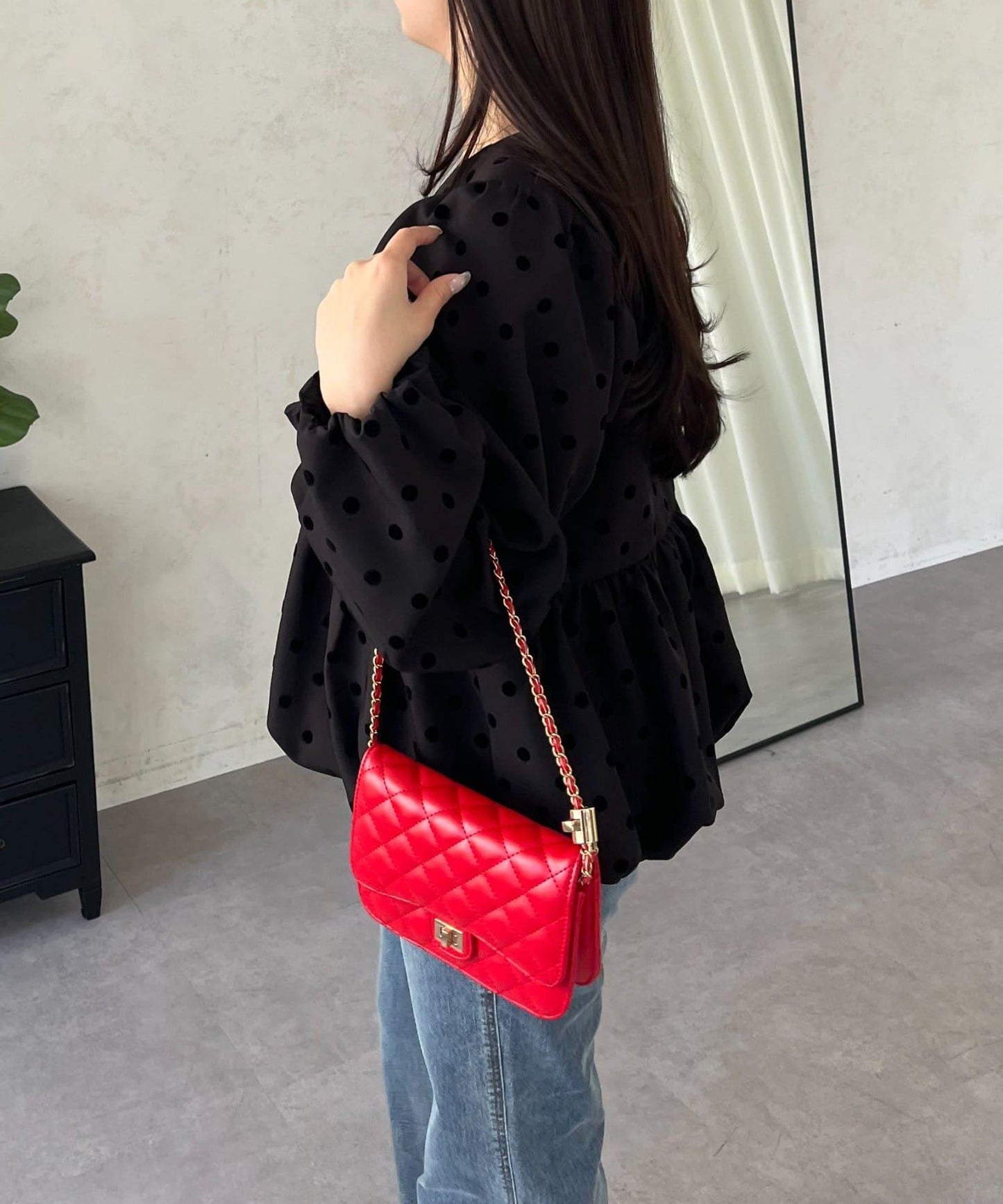 泡泡袖V領 氣球感荷葉擺 女襯衫