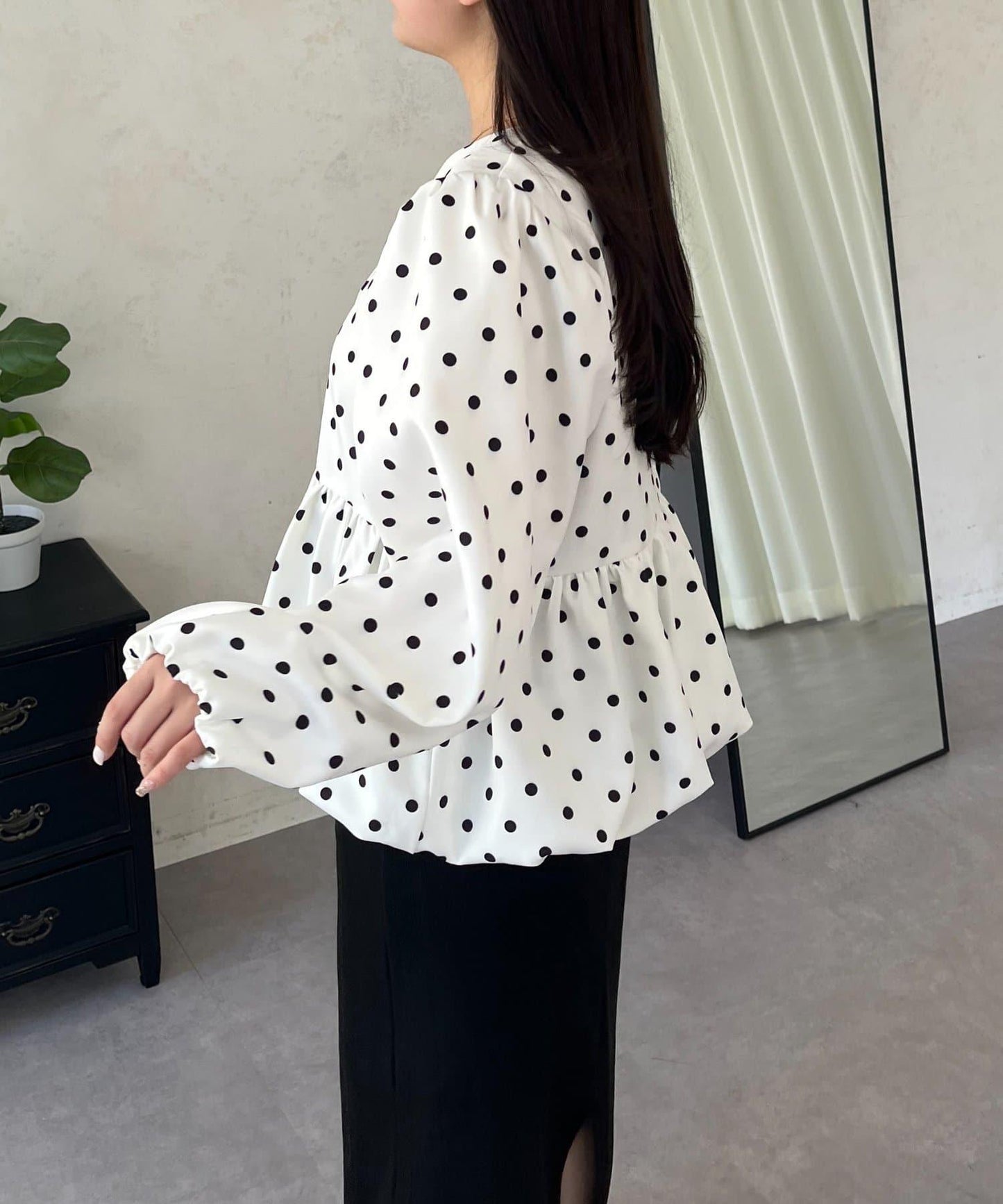 泡泡袖V領 氣球感荷葉擺 女襯衫