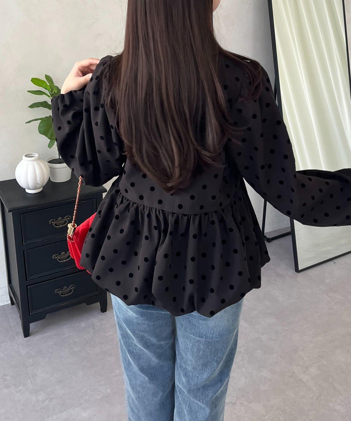 泡泡袖V領 氣球感荷葉擺 女襯衫