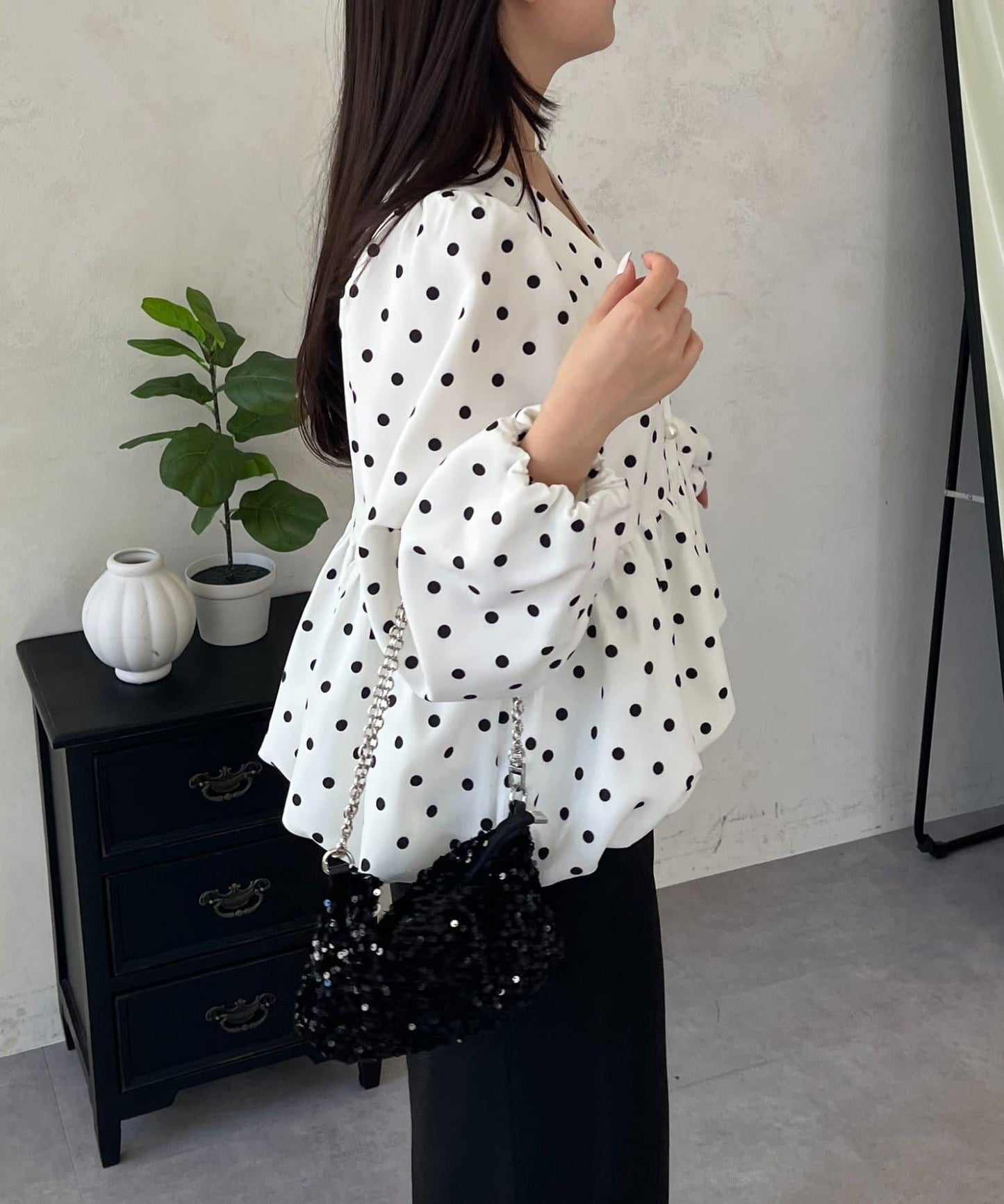 泡泡袖V領 氣球感荷葉擺 女襯衫