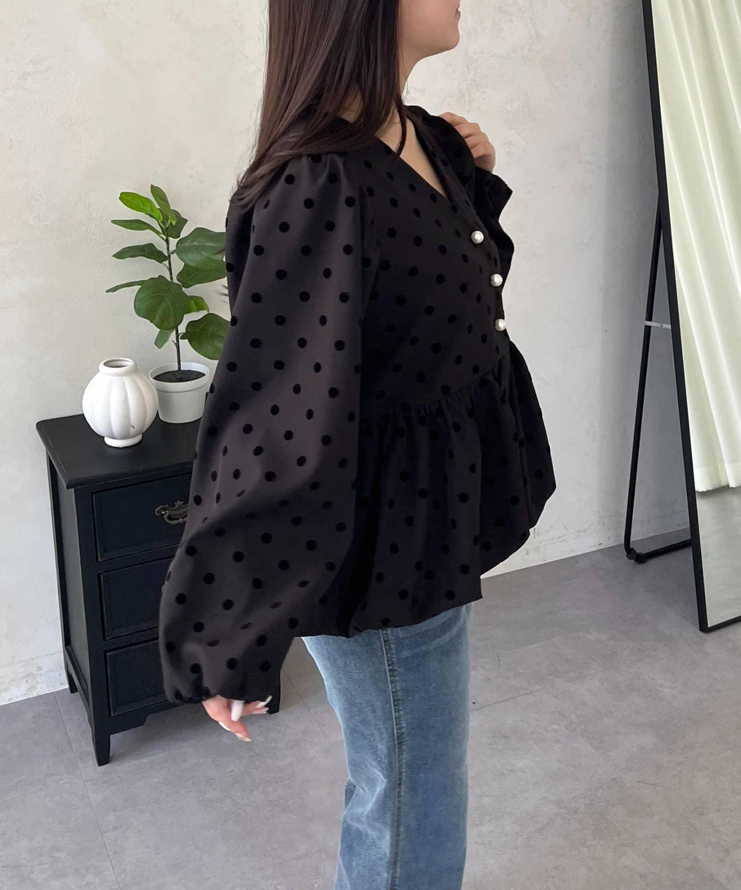 泡泡袖V領 氣球感荷葉擺 女襯衫
