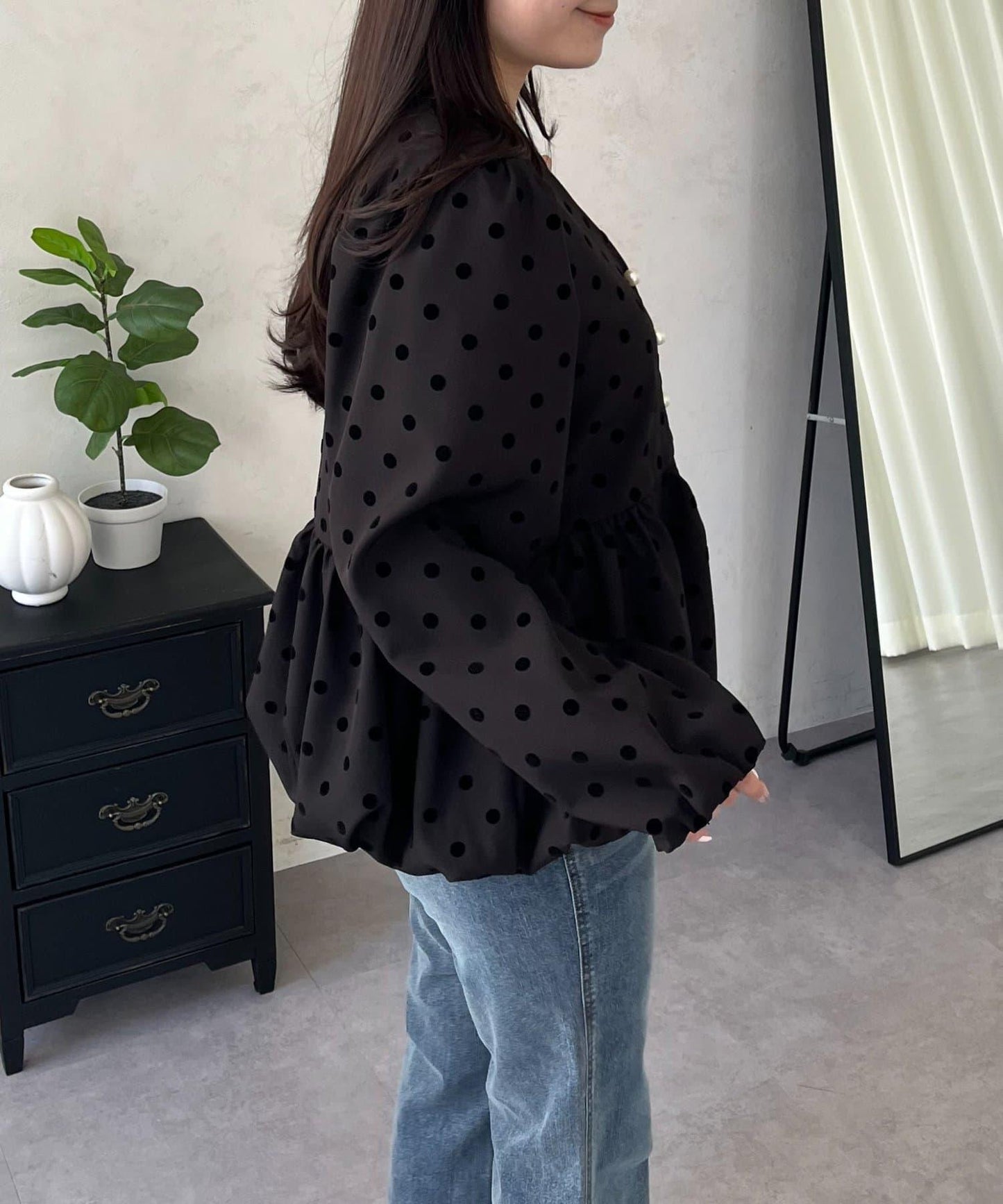 泡泡袖V領 氣球感荷葉擺 女襯衫