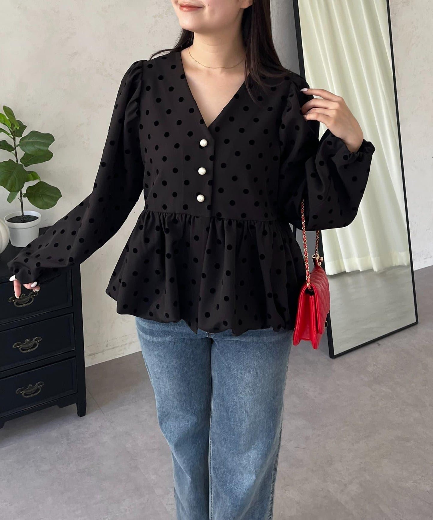 泡泡袖V領 氣球感荷葉擺 女襯衫