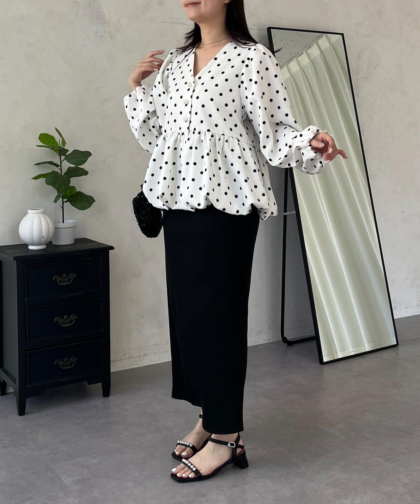 泡泡袖V領 氣球感荷葉擺 女襯衫