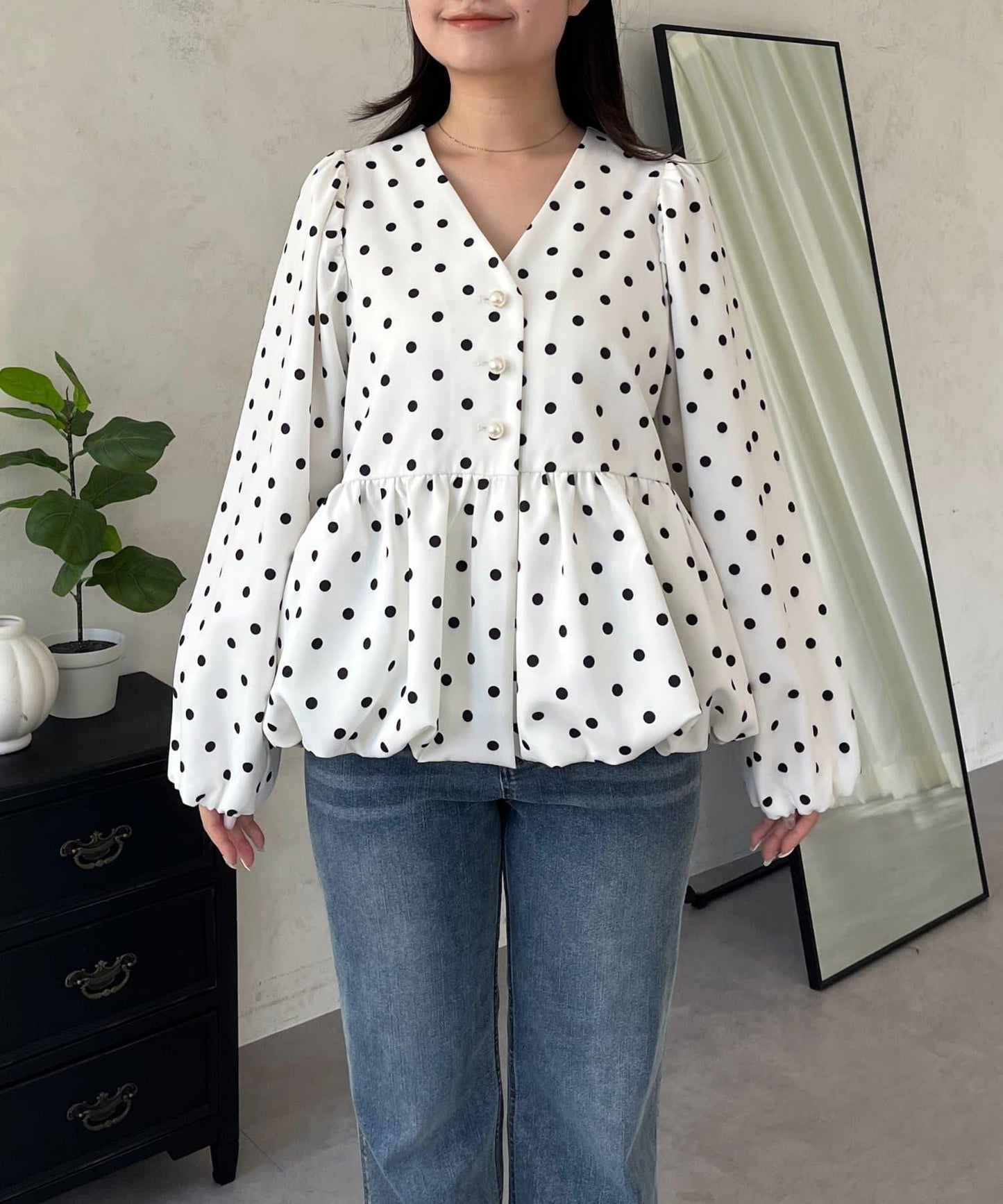 泡泡袖V領 氣球感荷葉擺 女襯衫