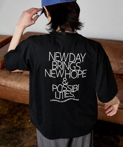 LOVE POP STUDIO NEW DAY 字母排版印花 短袖T恤