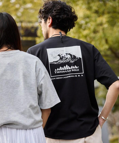 THOUSAND MILE×FREAK'S STORE 抗菌防臭 吸水速幹 背部波浪字母印花 功能T恤