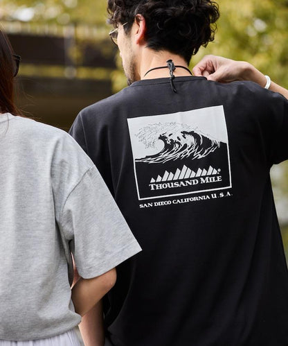 THOUSAND MILE×FREAK'S STORE 抗菌防臭 吸水速幹 背部波浪字母印花 功能T恤