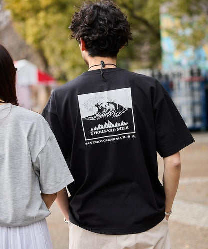 THOUSAND MILE×FREAK'S STORE 抗菌防臭 吸水速幹 背部波浪字母印花 功能T恤