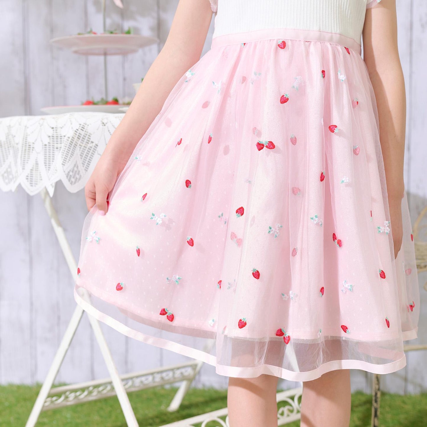 草莓刺繡網紗拼接連衣裙