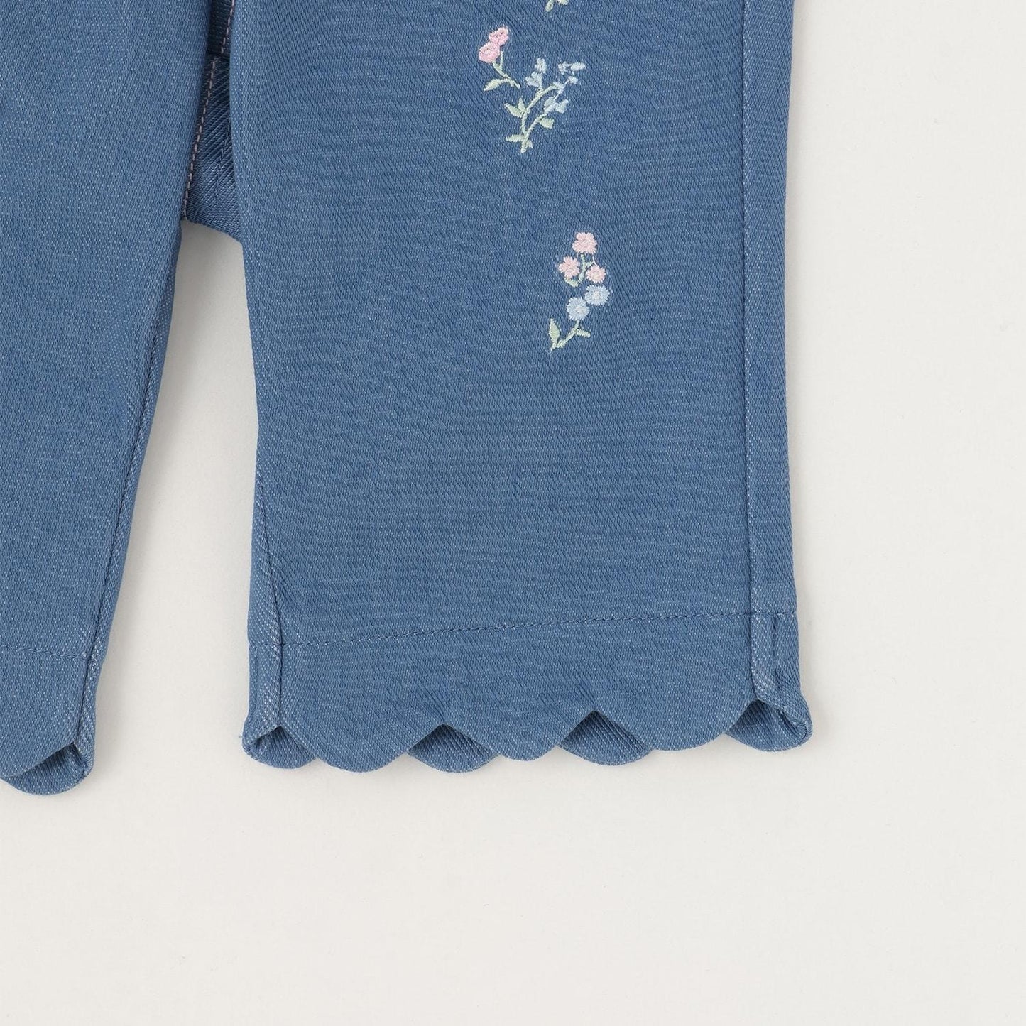 波浪邊花刺繡 針織 七分褲
