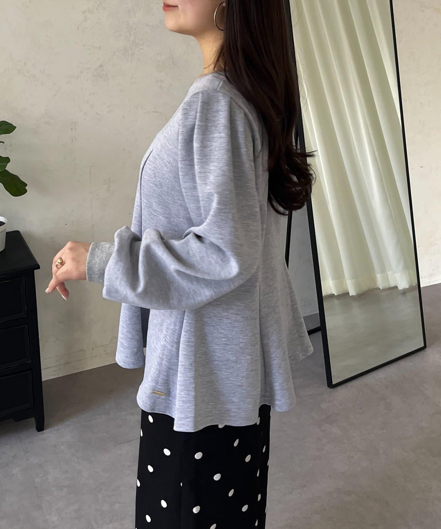 泡泡袖 下襬荷葉拼接 上衣