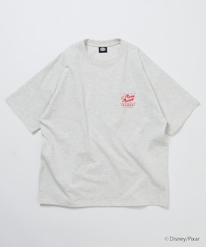 【TOY STORY/トイ・ストーリー】 別注 ビッグシルエット バックプリント クルーネックTシャツ/Pizza Planet 【限定展開】