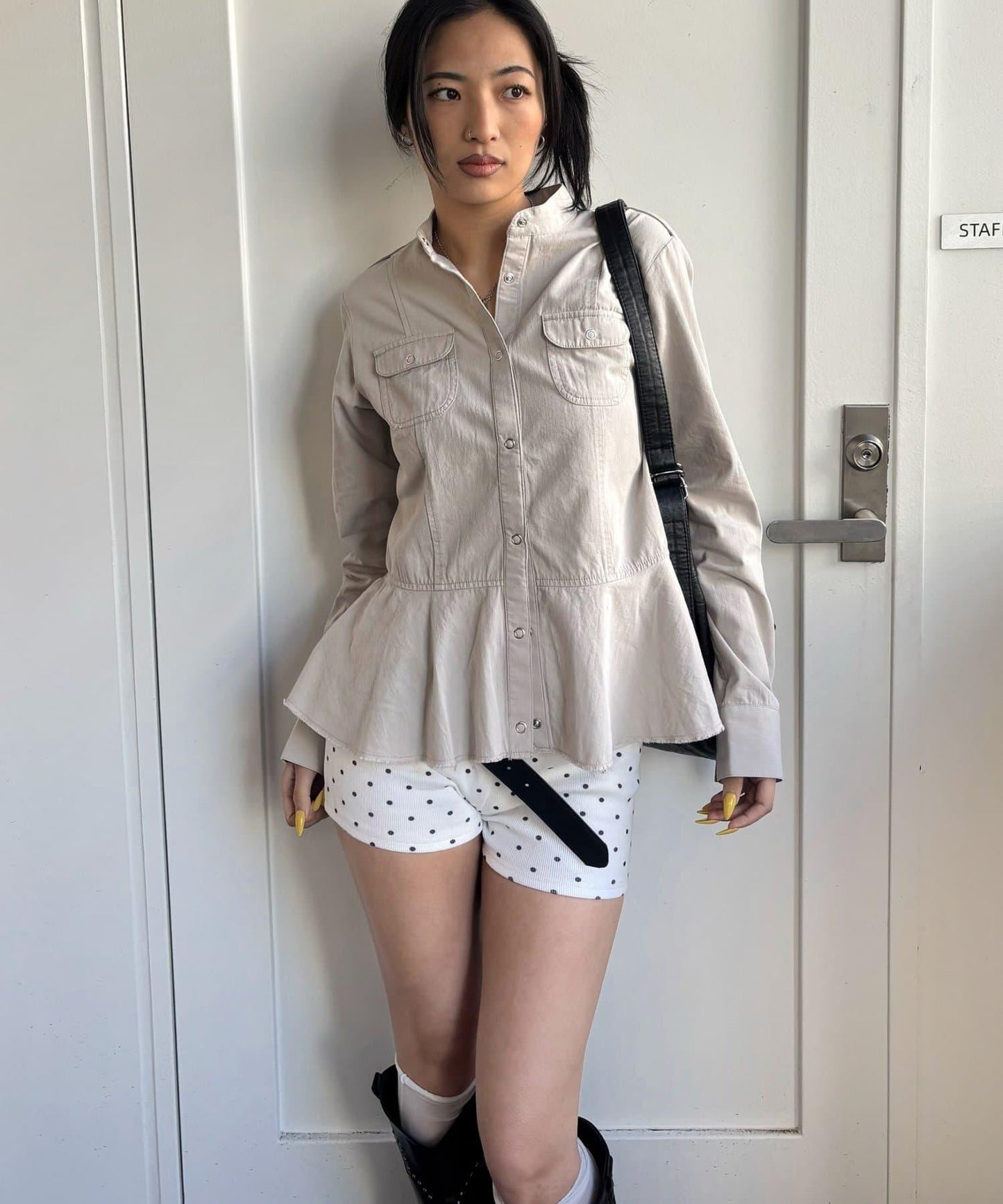 WHO'S WHO gallery 軍事風荷葉下襬女襯衫