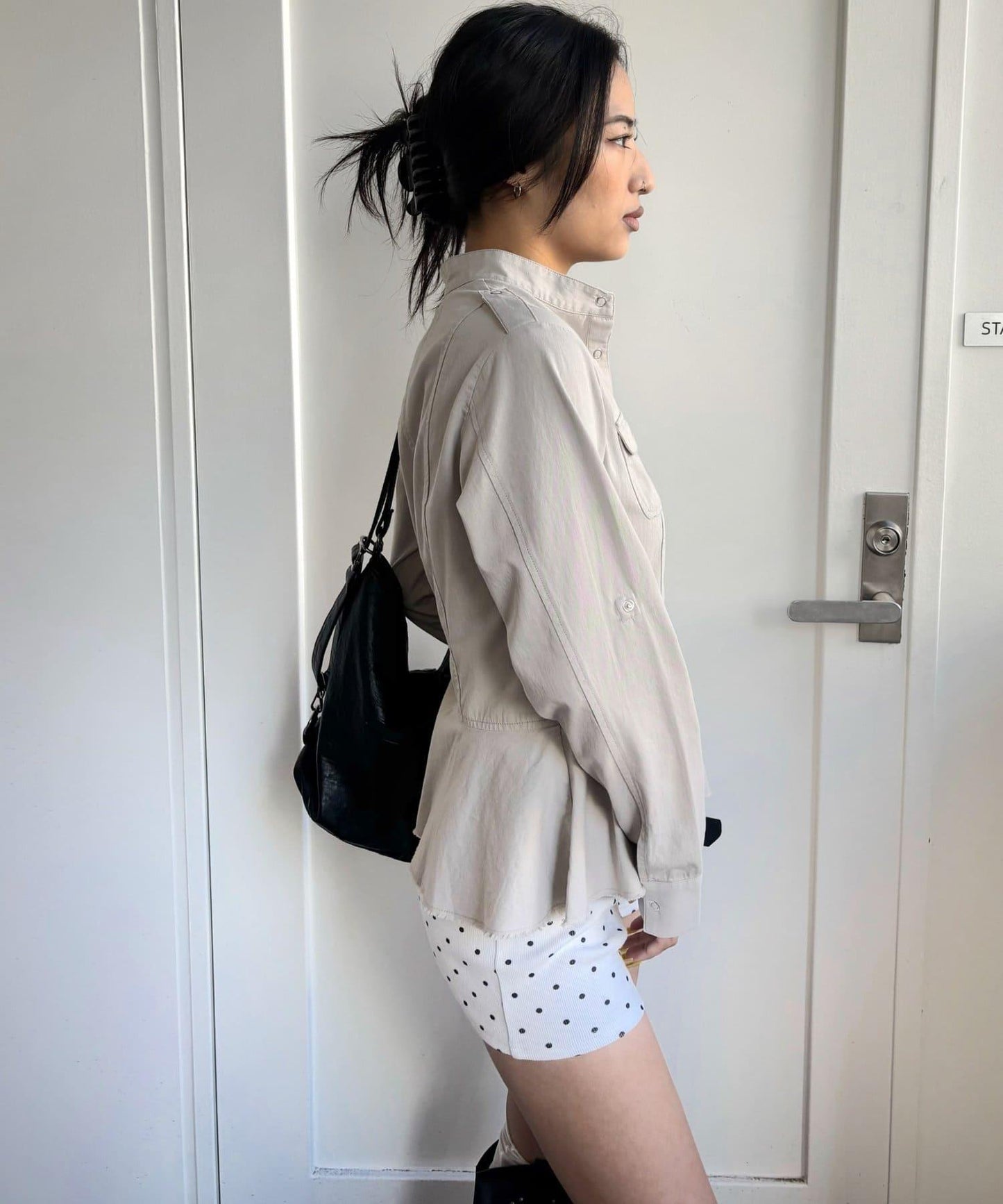WHO'S WHO gallery 軍事風荷葉下襬女襯衫