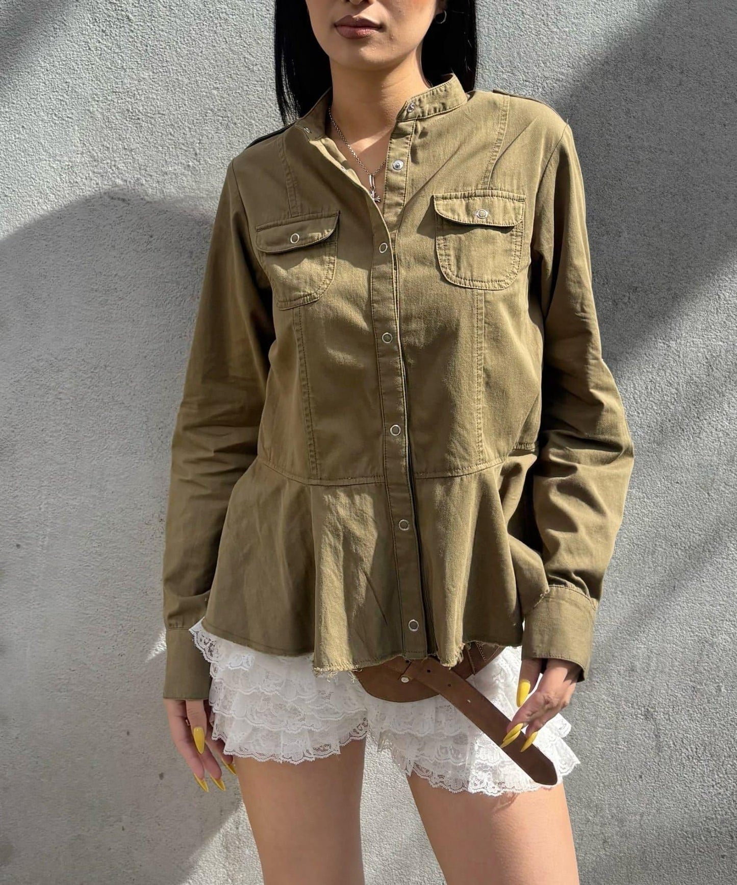 WHO'S WHO gallery 軍事風荷葉下襬女襯衫