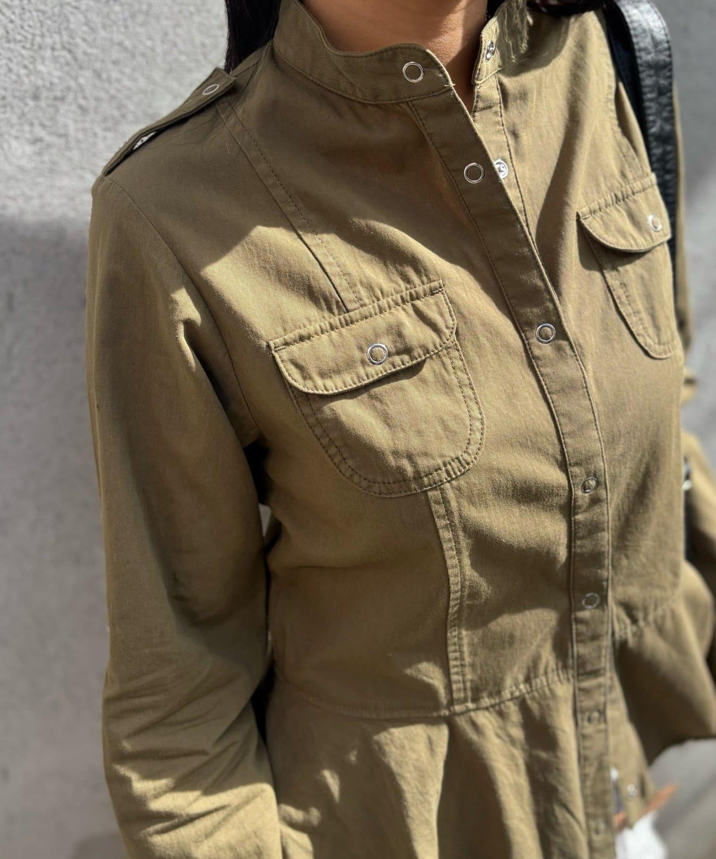 WHO'S WHO gallery 軍事風荷葉下襬女襯衫