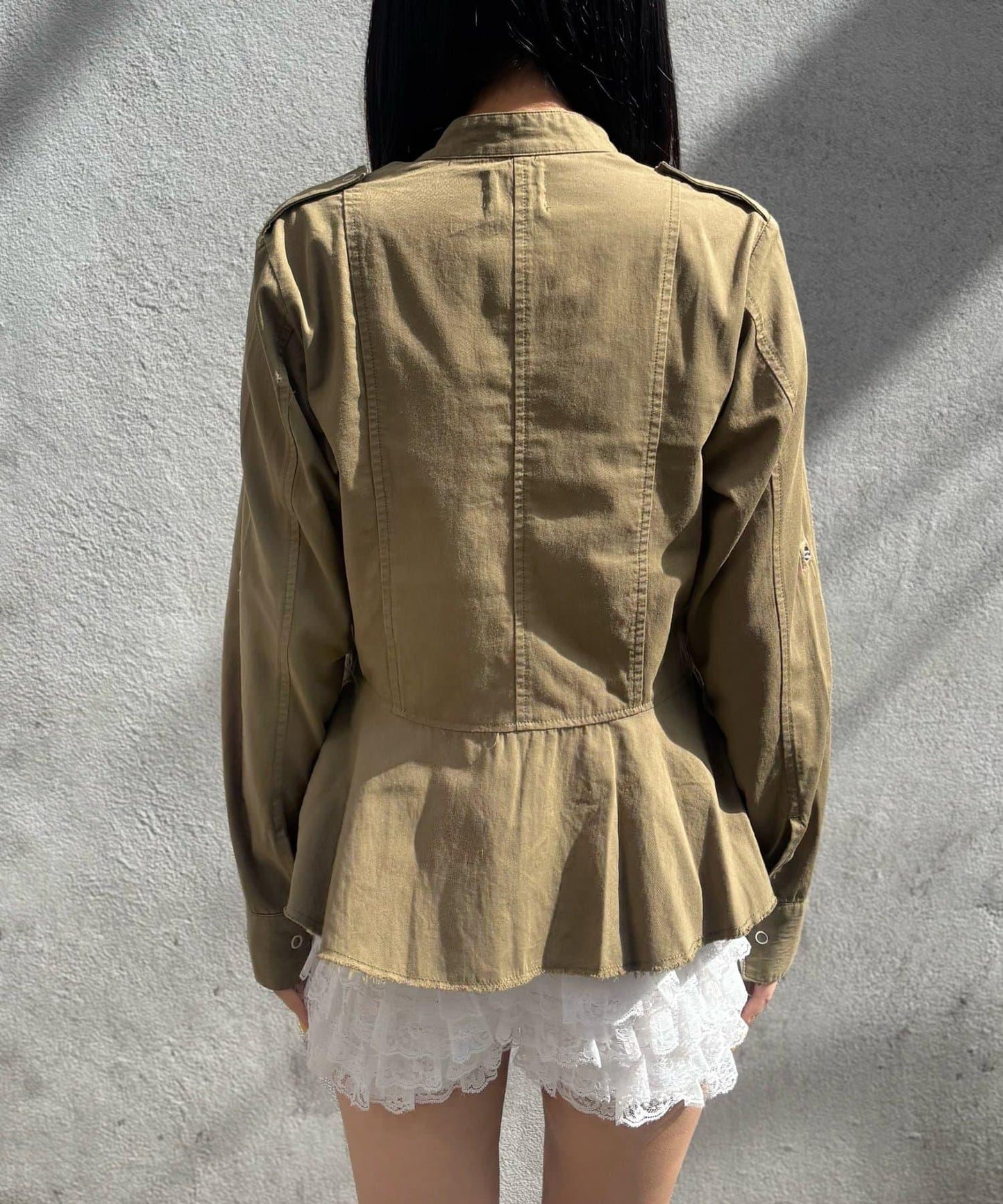 WHO'S WHO gallery 軍事風荷葉下襬女襯衫