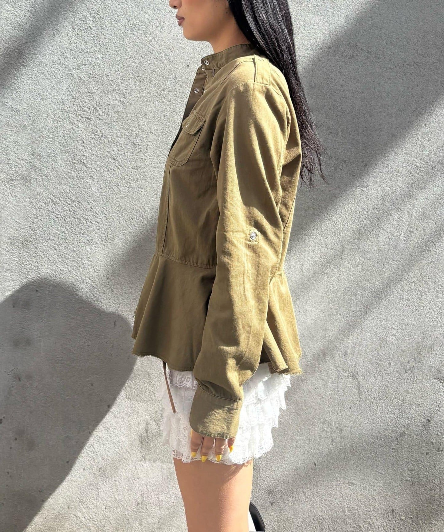 WHO'S WHO gallery 軍事風荷葉下襬女襯衫