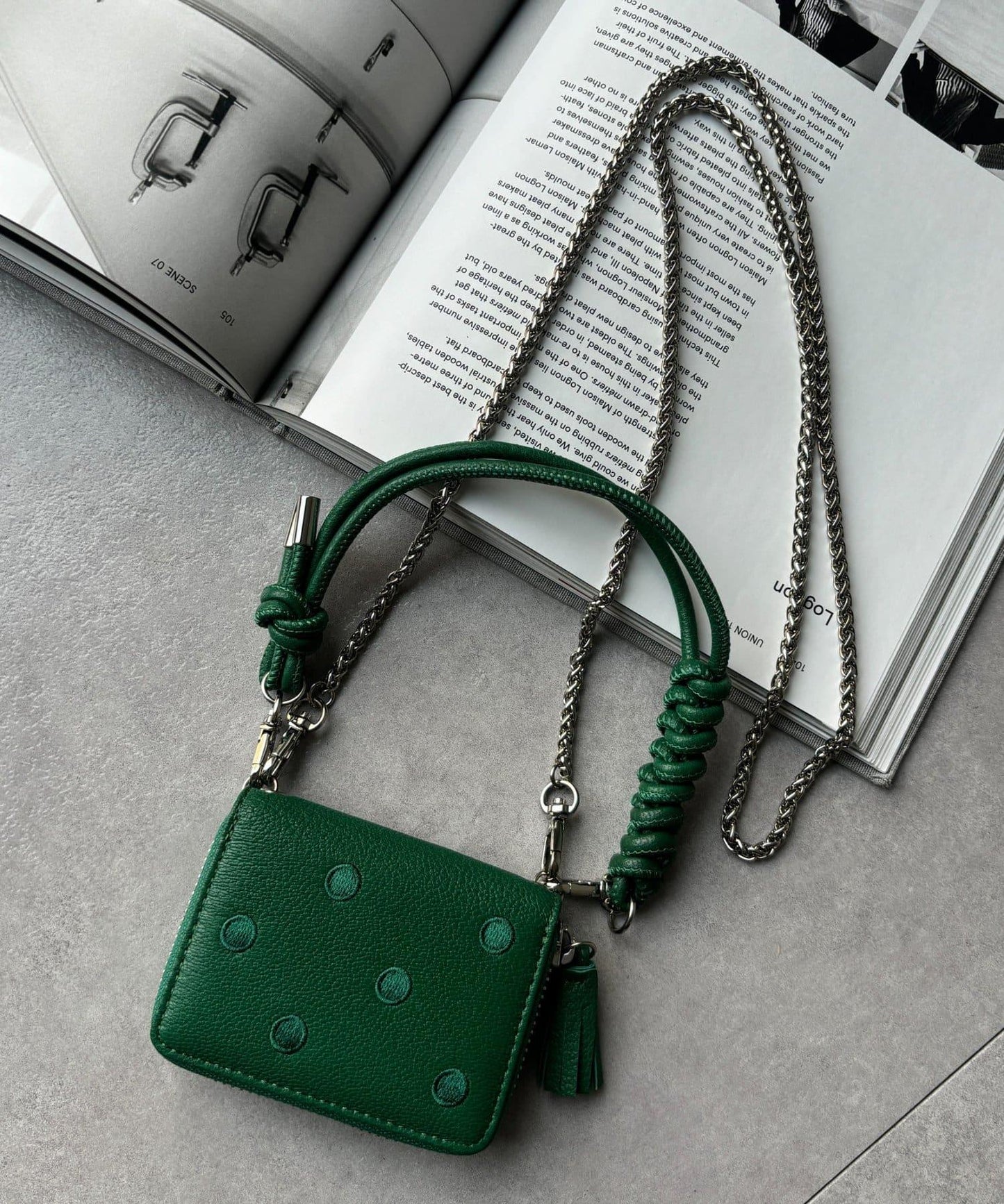 W 圓點刺繡風琴款掛飾設計錢包斜挎包
