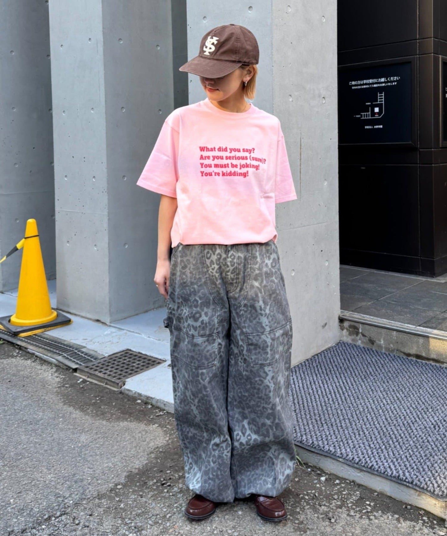 中性款 大碼可選 立體文字logo TEE