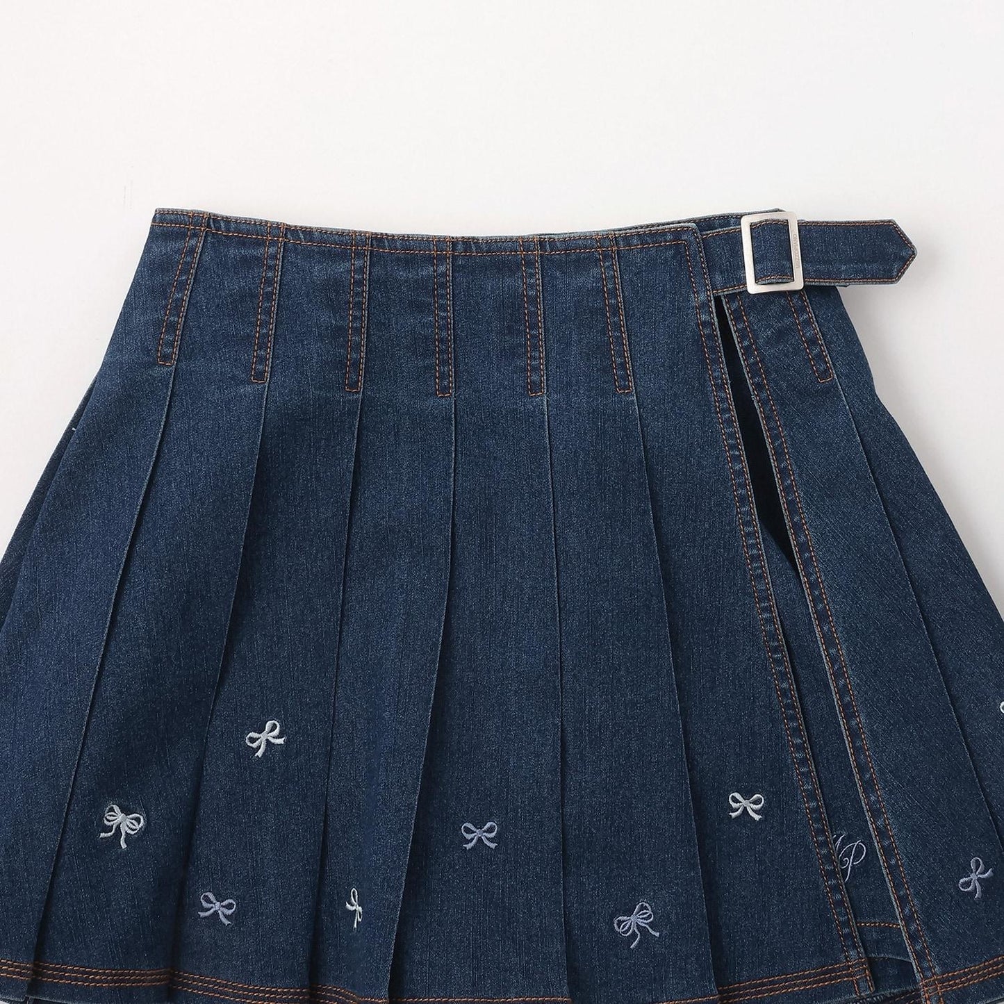 蝴蝶結刺繡 裹褶百褶設計 休閒短褲