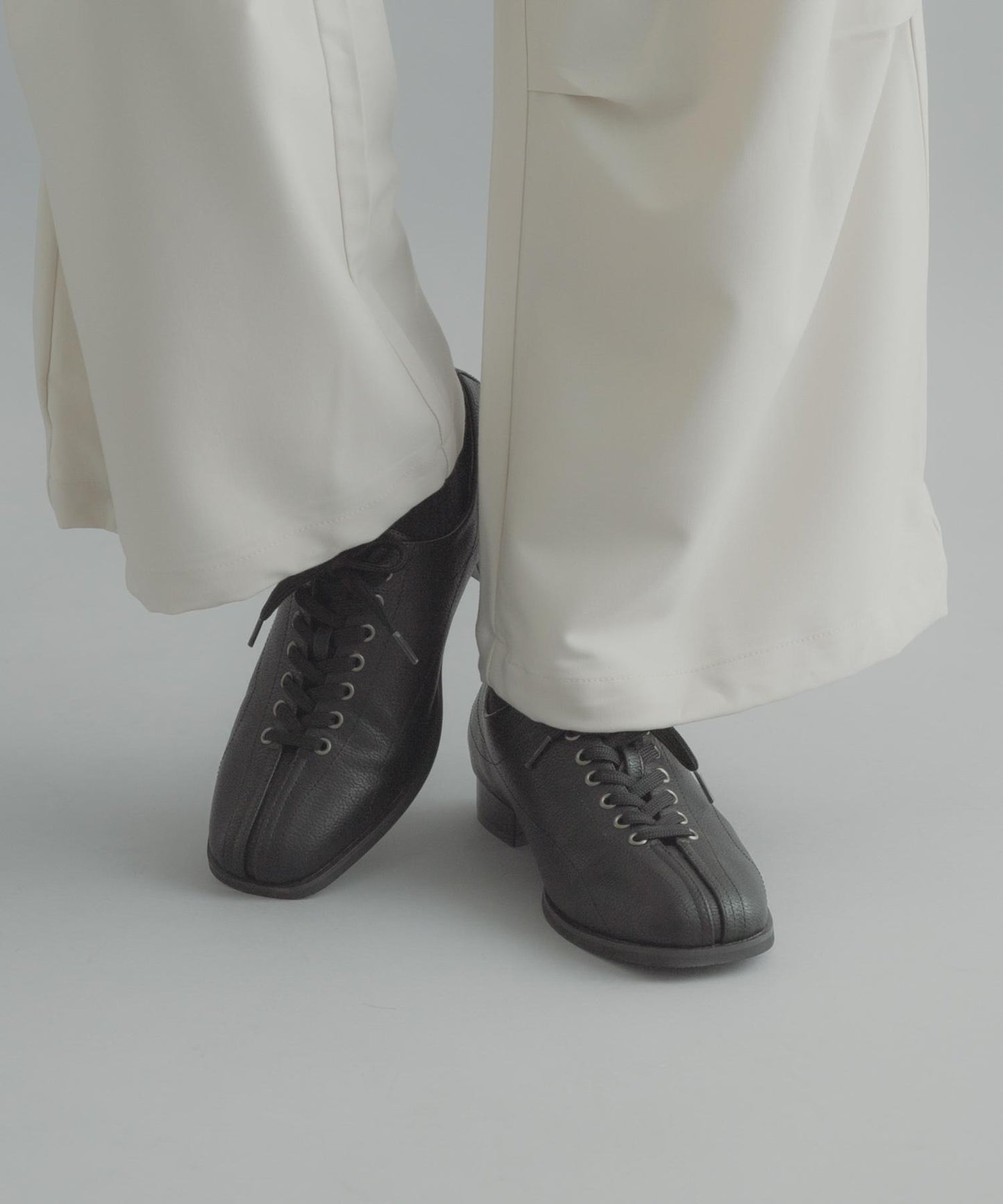 方頭繫帶鞋