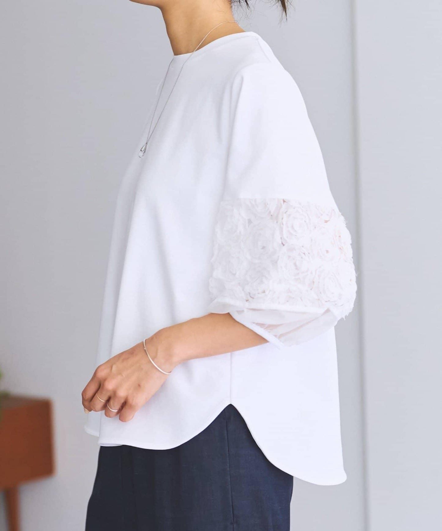 荷葉邊刺繡拼接套頭上衣