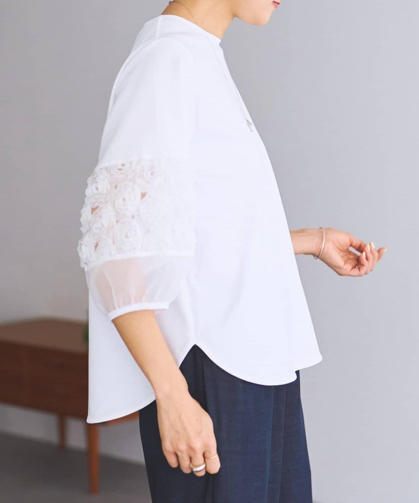 荷葉邊刺繡拼接套頭上衣