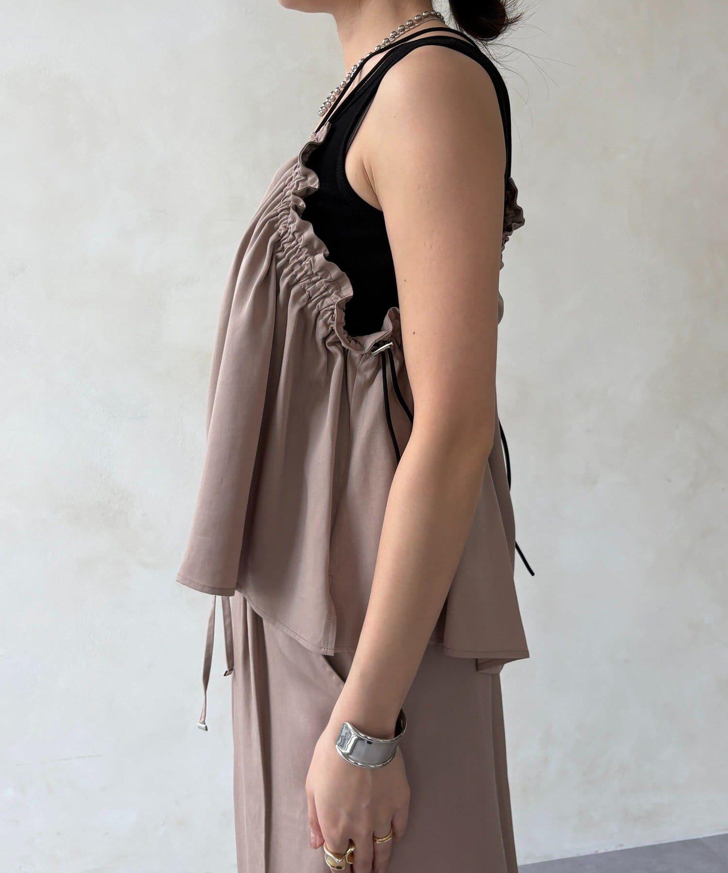 天絲斜紋荷葉邊吊帶上衣