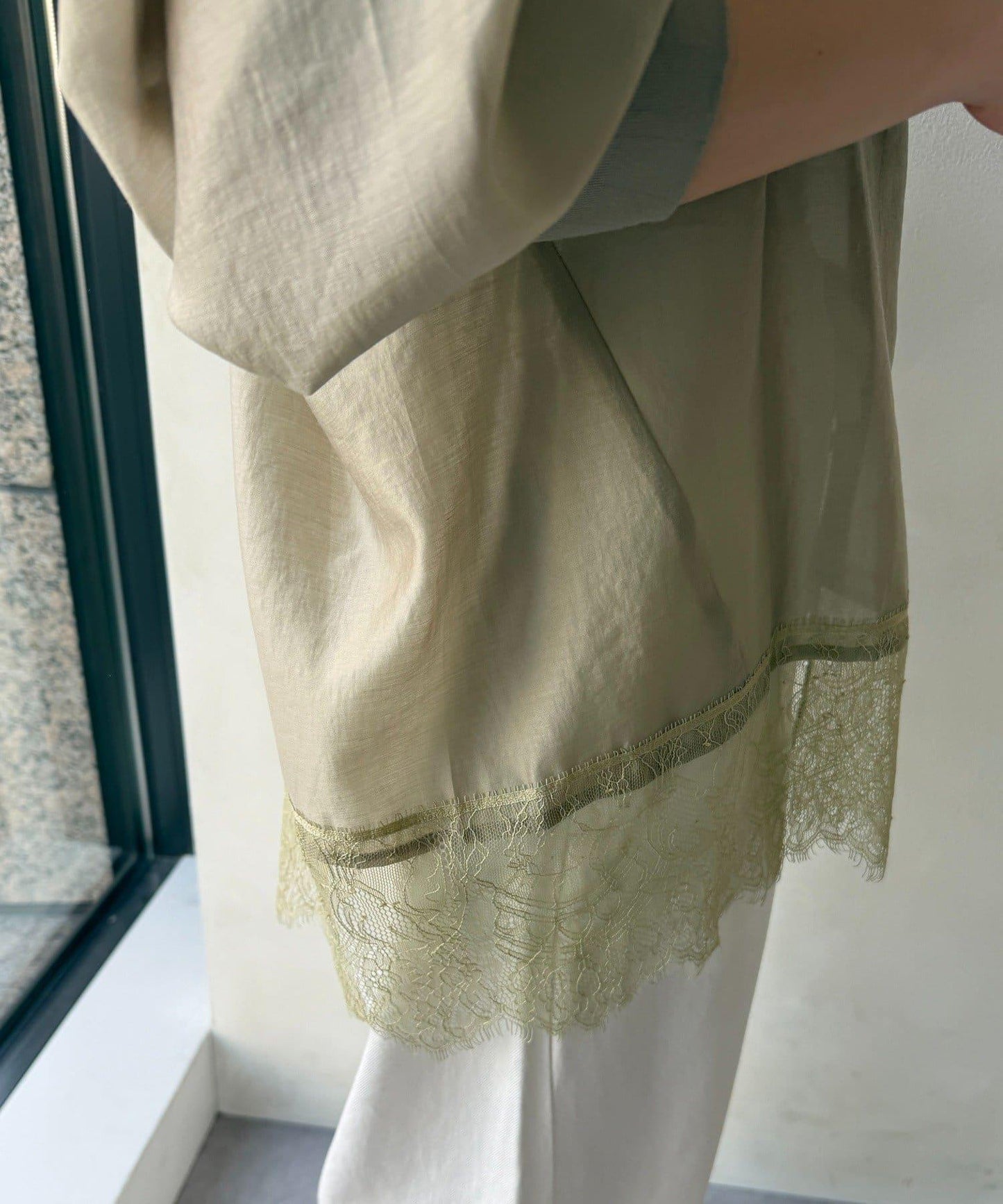 下襬蕾絲拼接 透紗襯衫