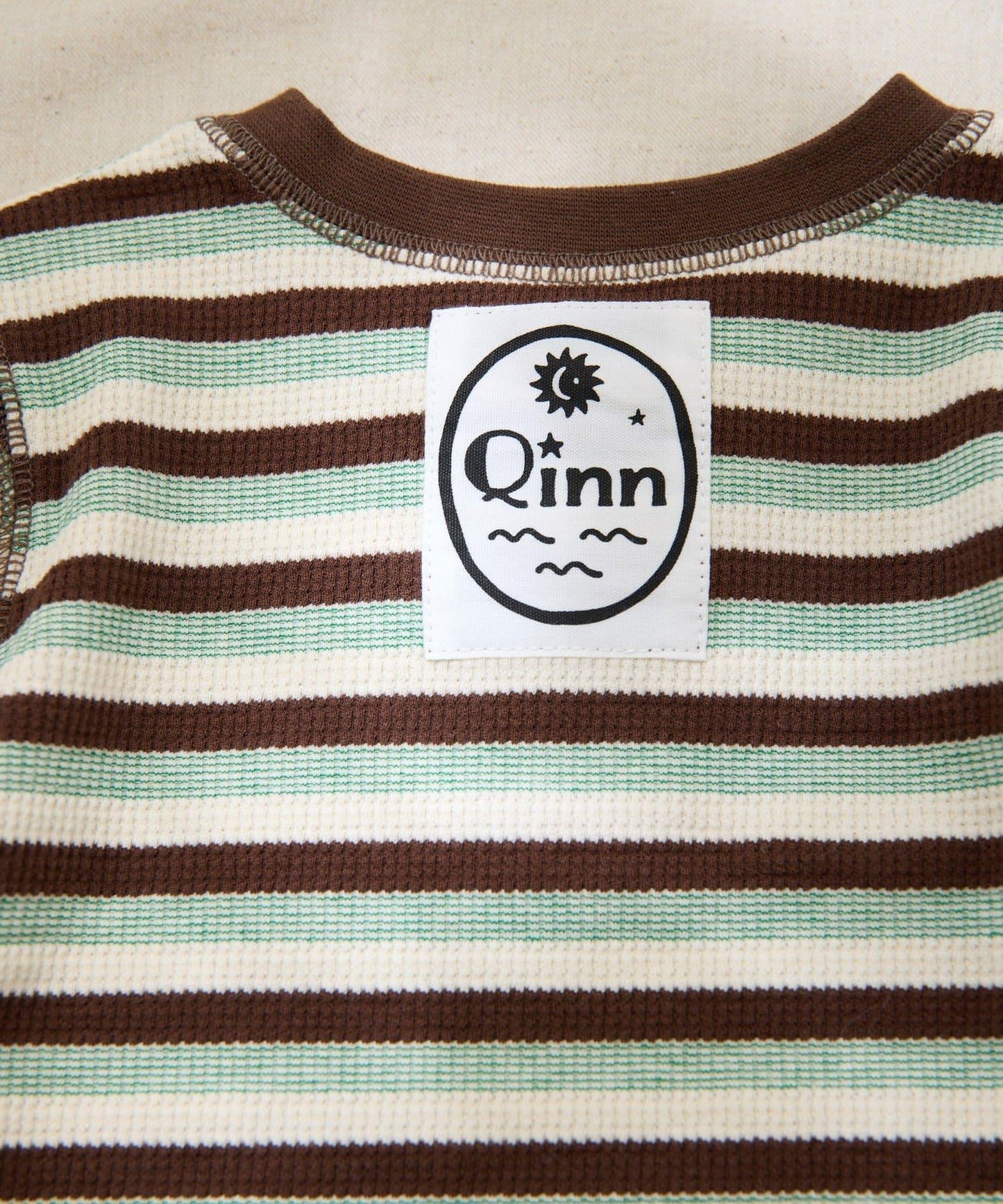 Qinn 兒童條紋華夫格亨利領上衣