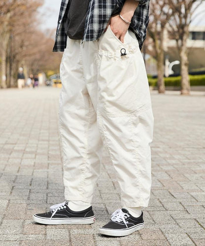 寬鬆彎刀版型 口袋抽繩設計 休閒工裝褲
