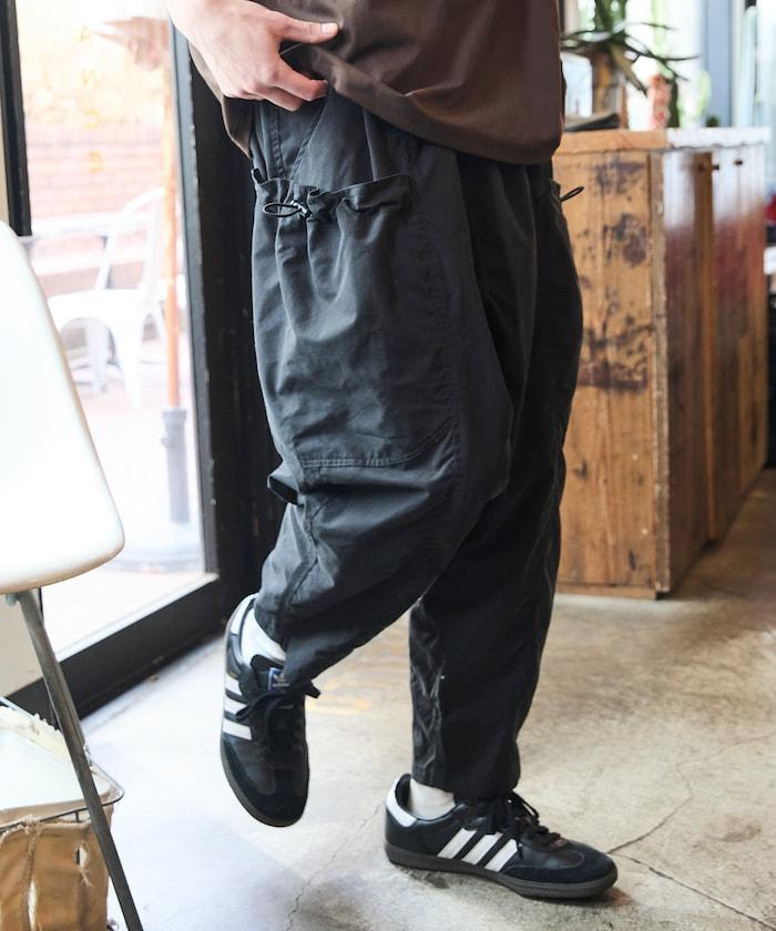 寬鬆彎刀版型 口袋抽繩設計 休閒工裝褲