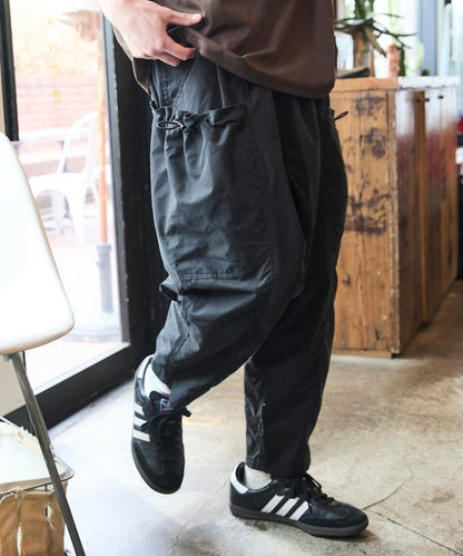 寬鬆彎刀版型 口袋抽繩設計 休閒工裝褲