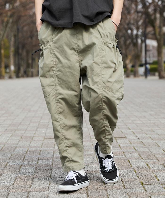 寬鬆彎刀版型 口袋抽繩設計 休閒工裝褲