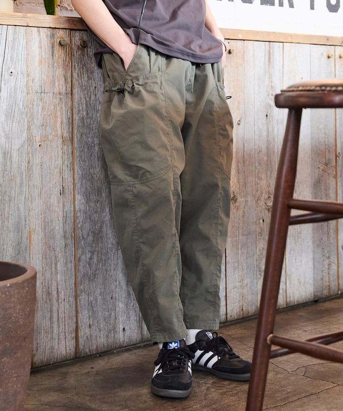 寬鬆彎刀版型 口袋抽繩設計 休閒工裝褲
