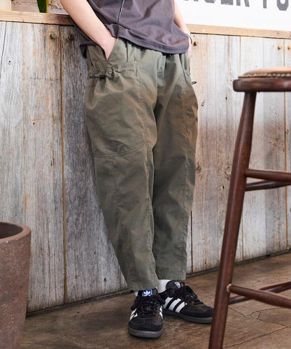 寬鬆彎刀版型 口袋抽繩設計 休閒工裝褲