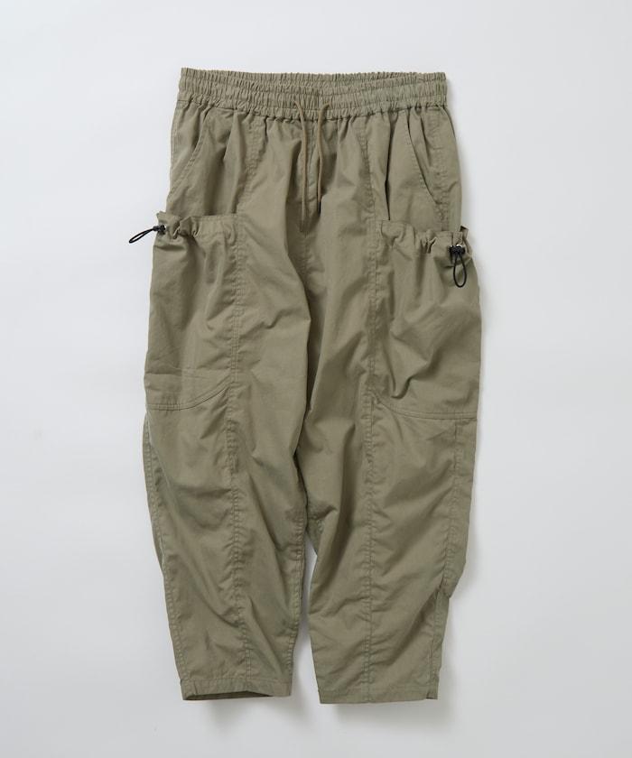 寬鬆彎刀版型 口袋抽繩設計 休閒工裝褲