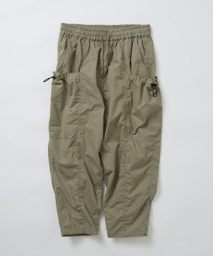 寬鬆彎刀版型 口袋抽繩設計 休閒工裝褲