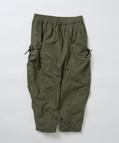 寬鬆彎刀版型 口袋抽繩設計 休閒工裝褲