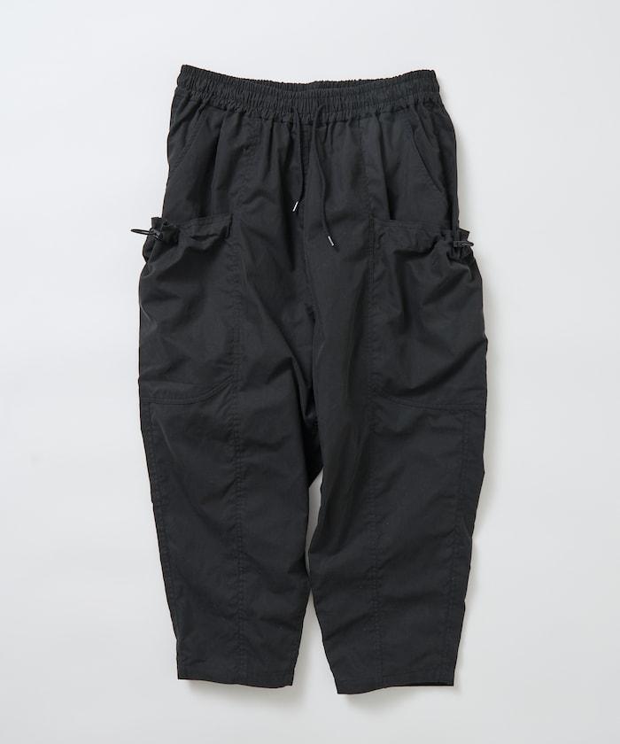 寬鬆彎刀版型 口袋抽繩設計 休閒工裝褲