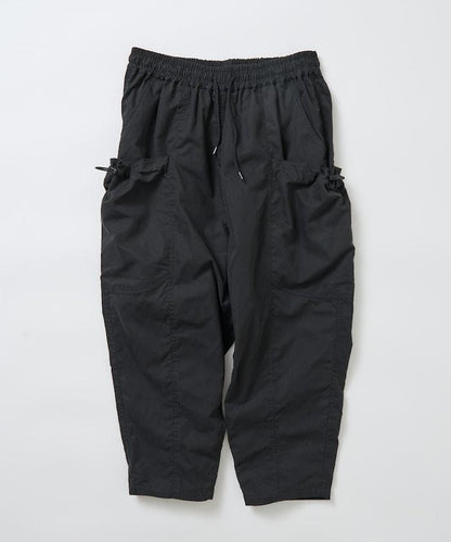 寬鬆彎刀版型 口袋抽繩設計 休閒工裝褲