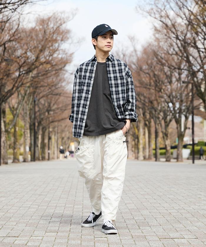 寬鬆彎刀版型 口袋抽繩設計 休閒工裝褲