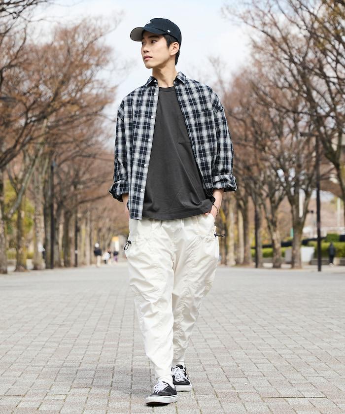 寬鬆彎刀版型 口袋抽繩設計 休閒工裝褲