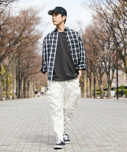 寬鬆彎刀版型 口袋抽繩設計 休閒工裝褲