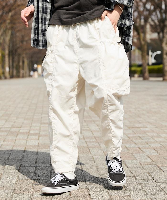 寬鬆彎刀版型 口袋抽繩設計 休閒工裝褲