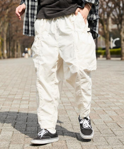 寬鬆彎刀版型 口袋抽繩設計 休閒工裝褲