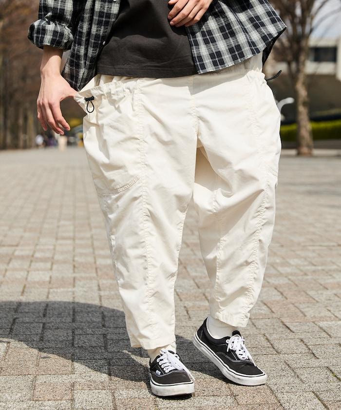 寬鬆彎刀版型 口袋抽繩設計 休閒工裝褲